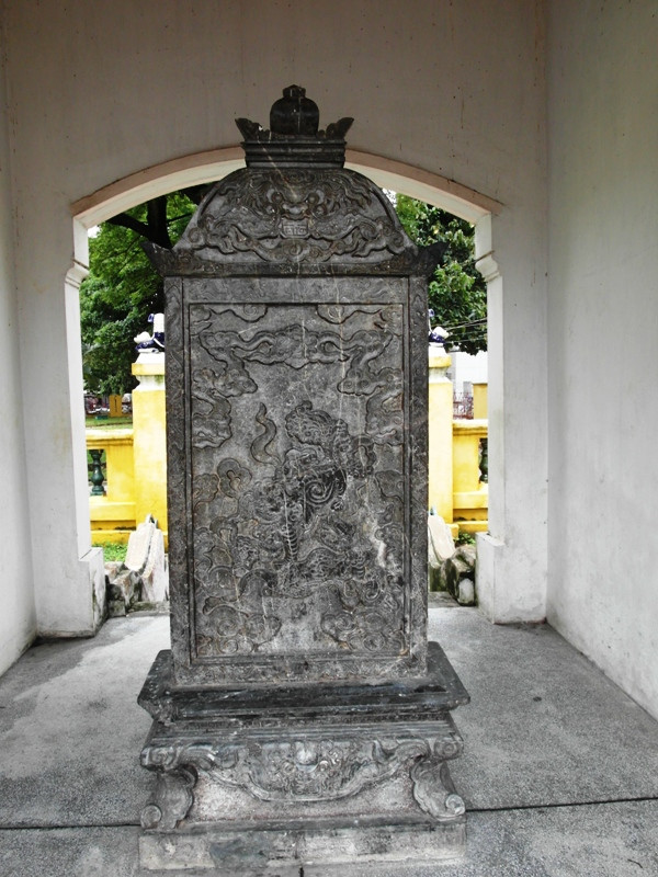 Mặt trước bia được chạm khắc rồng, mậy tinh xảo. Mặt trước bia được chạm khắc rồng, mậy tinh xảo.