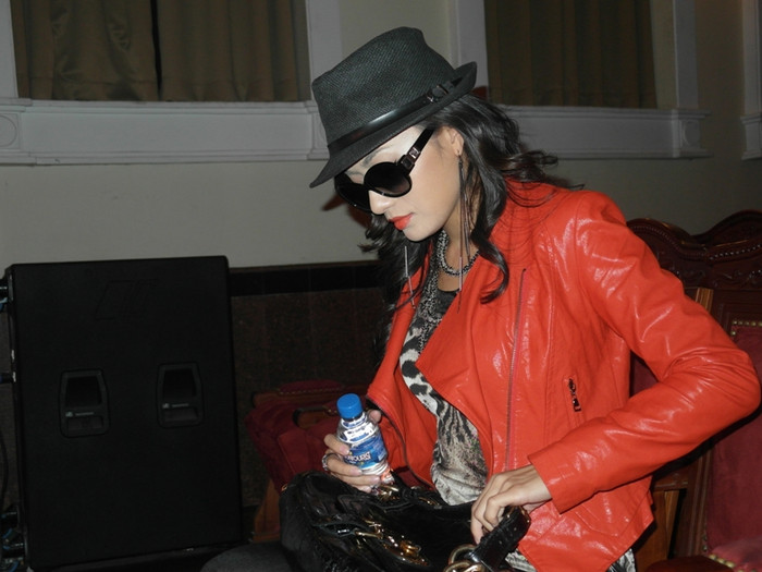 Cô ngồi một góc khuất, chờ đến lượt tập bài... Cô ngồi một góc khuất, chờ đến lượt tập bài...