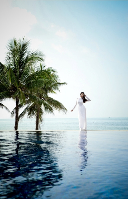 Khung cảnh trời mây quang đãng, biển mênh mông nước, gió vi vu, xào xạc những tán dừa...Thúy Nga mặc áo dài trắng tinh khôi, nổi bật trong một buổi sáng yên lành của miền quê vắng vẻ. Khung cảnh trời mây quang đãng, biển mênh mông nước, gió vi vu, xào xạc những tán dừa...Thúy Nga mặc áo dài trắng tinh khôi, nổi bật trong một buổi sáng yên lành của miền quê vắng vẻ.