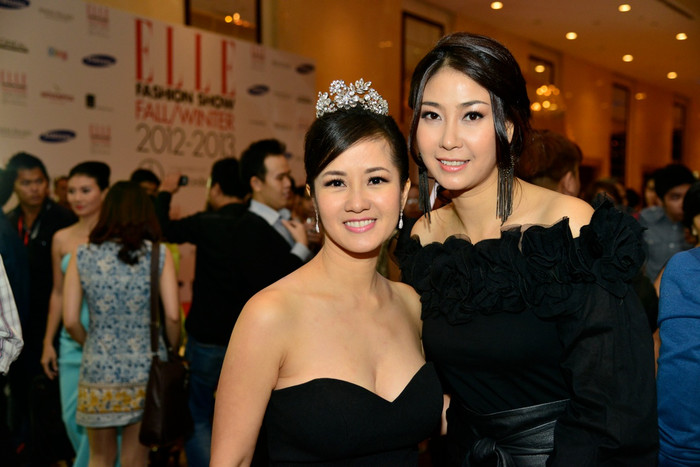 Hai sắc áo đen rất hoa 2hợp mỗi khi đứng cạnh nhau. Hai sắc áo đen rất hoa 2hợp mỗi khi đứng cạnh nhau.