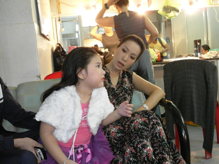 Đạo diễn Trịnh Kim Chi cũng nhắc nhở bé.....