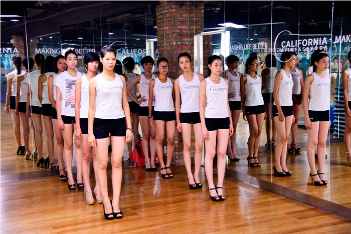 Các thí sinh thực hiện “lệnh” của Xuân Lan ngay lập tức. Các thí sinh thực hiện “lệnh” của Xuân Lan ngay lập tức.