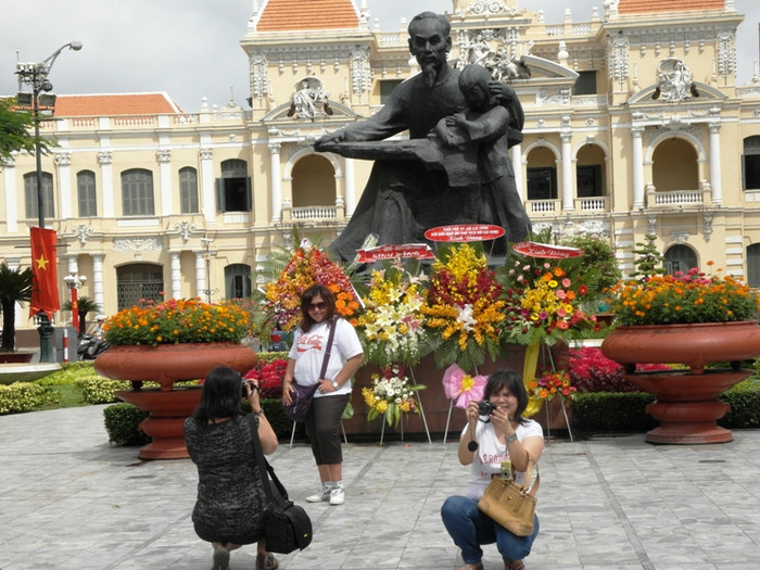 Có rất nhiều du khách đến dâng hoa, chụp ảnh lưu niệm tại tượng đài Bác.