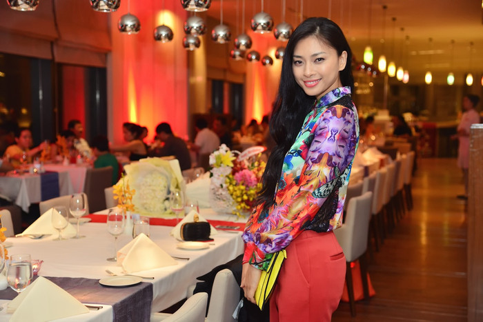 Chiếc áo hoa càng làm cho Ngô Thanh Vân trở nên nữ tính hơn.