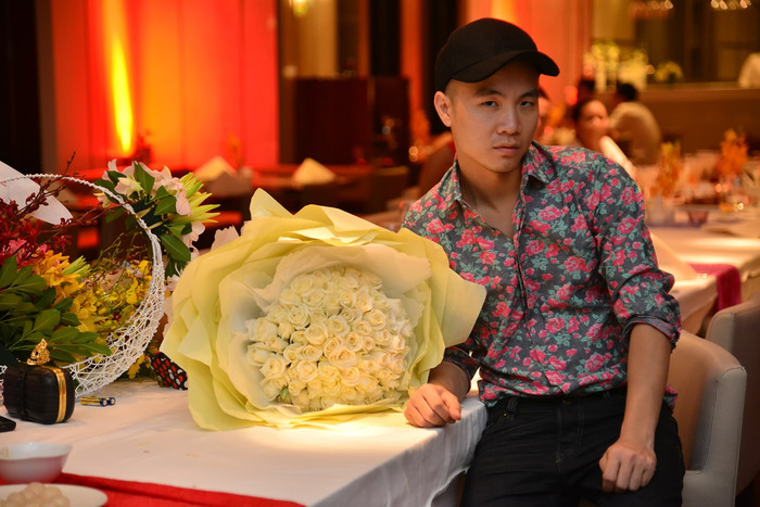 Đến mừng sinh nhật của chuyên viên trang điểm Hạ My còn có vị giám khảo khó tính chương trình Vietnam's Next Top Model - nhà thiết kế Đỗ Mạnh Cường.