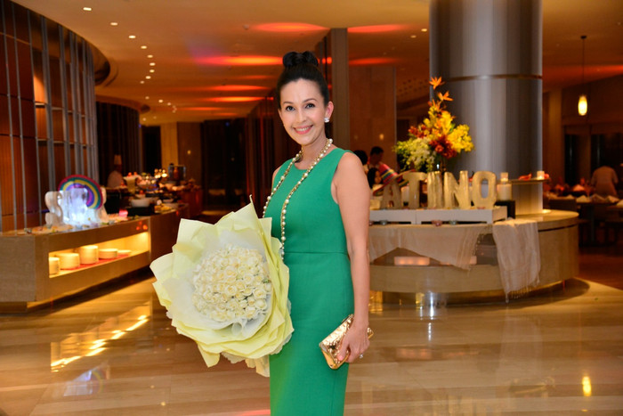 Diễm My mừng sinh nhật của cô em kết nghĩa Hạ My bằng một đóa hoa hồng trắng.