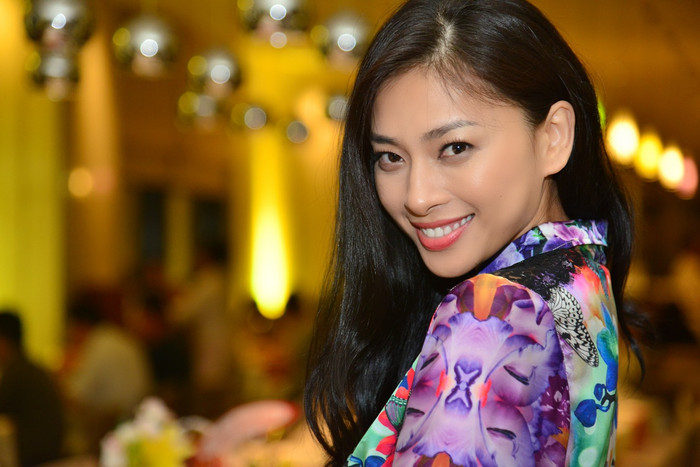 Nụ cười rộng mở của người đẹp mỗi khi xuất hiện trước đám đông.
