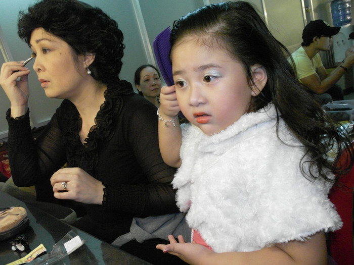 Sau đó, bà mẹ nổi tiếng này lại tiếp tục làm đẹp, để Bí Ngô tự chải tóc.