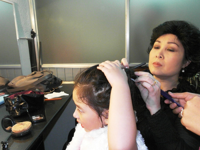 Đến phần làm tóc, Bí Ngô không thể tự tháo búi tóc của mình. NSND Hồng Vân tạm gác "việc riêng", quay sang giúp con.