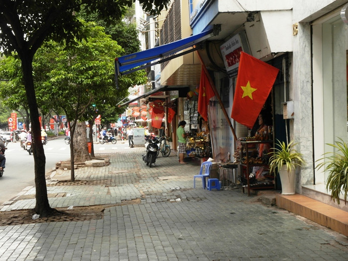 Vỉa hè đường Lê Lợi (Quận 1) lưa thưa người qua lại.