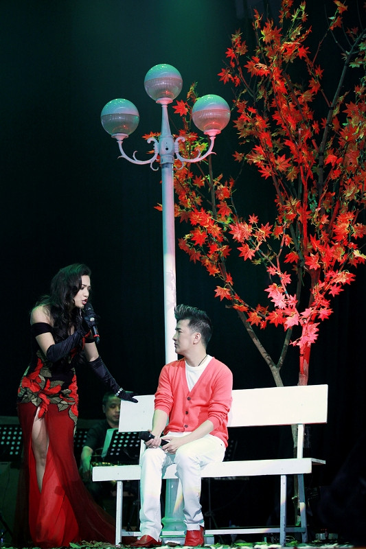 Thể hiện cảm xúc của một người không được suôn sẻ trong tình yêu, Tina Tình có lúc thổn thức, có lúc mãnh liệt qua từng ca từ. Thể hiện cảm xúc của một người không được suôn sẻ trong tình yêu, Tina Tình có lúc thổn thức, có lúc mãnh liệt qua từng ca từ.