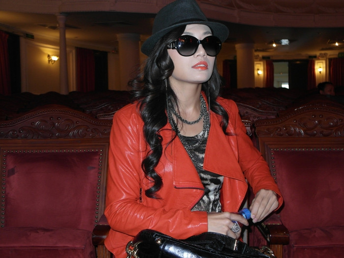 Tina Tình cũng vừa đến. Khoác một chiếc áo màu đỏ, kính đen, trông Tina Tình như một diễn viên nước ngoài. Tina Tình cũng vừa đến. Khoác một chiếc áo màu đỏ, kính đen, trông Tina Tình như một diễn viên nước ngoài.