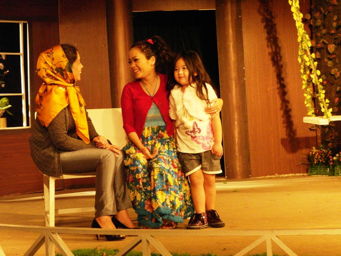 Mới 5 tuổi nhưng Bí Ngô rất dạn dĩ, diễn xuất một cách rất tự nhiên trước khoảng 500 khán giả.