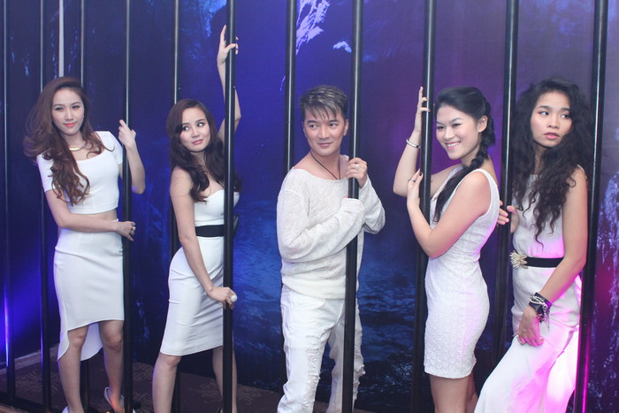 "Ma" Mr Đàm ôm cột, bên cạnh cách tạo dáng hài hước của các "ma" nữ. "Ma" Mr Đàm ôm cột, bên cạnh cách tạo dáng hài hước của các "ma" nữ.