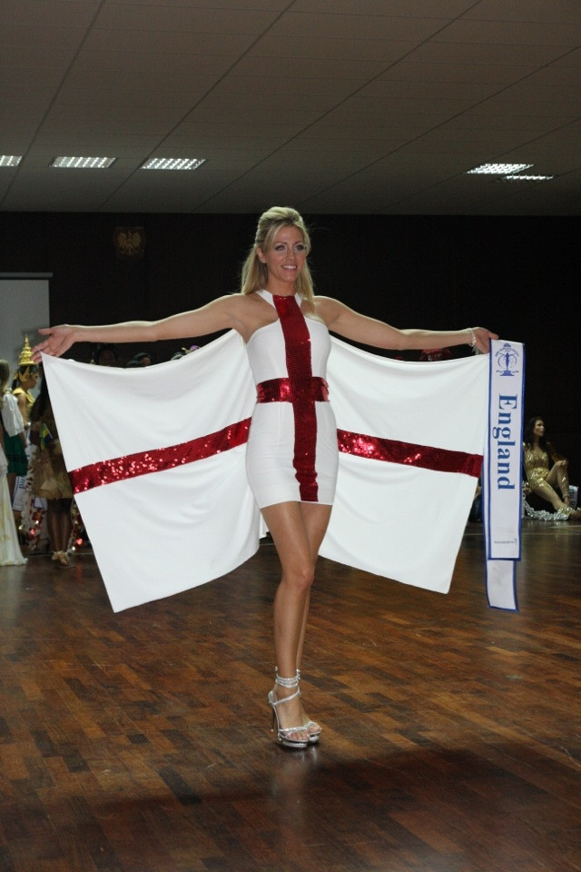 Bộ trang phục cách điệu hình lá cờ tổ quốc của người đẹp Vương quốc Anh. Bộ trang phục cách điệu hình lá cờ tổ quốc của người đẹp Vương quốc Anh.