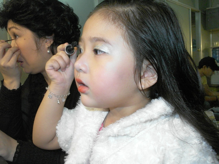 NSND Hồng Vân vừa trang điểm, vừa nói vui với phóng viên: "Đánh mi mắt là nghề của nàng này đó. Sành điệu lắm!".