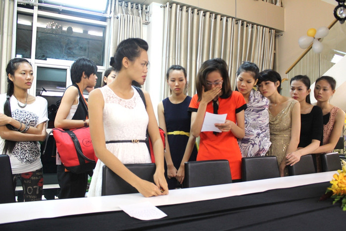 Minh Nguyệt quá xúc động vì tình cảm của cô bạn chung phòng dành cho mình. Minh Nguyệt quá xúc động vì tình cảm của cô bạn chung phòng dành cho mình.