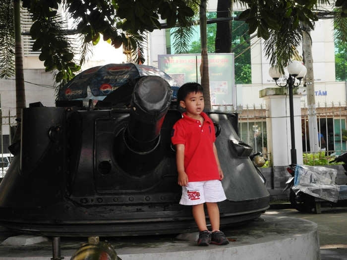 Thế hệ tương lai của đất nước Việt Nam chỉ biết chiến tranh qua lịch sử.