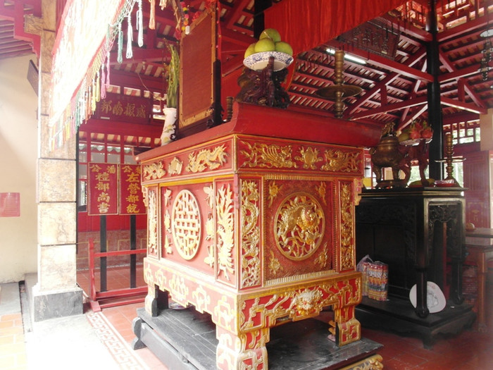 Một góc điện thờ được thiết kế bằng gỗ quý. Một góc điện thờ được thiết kế bằng gỗ quý.