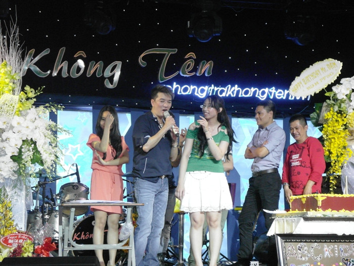 Cô gái này đã đoán đúng tên nhiều ca khúc mỗi lần Mr Đàm cất giọng... Cô gái này đã đoán đúng tên nhiều ca khúc mỗi lần Mr Đàm cất giọng...