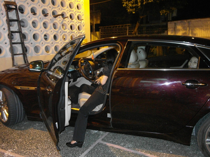 Khi Hồ Ngọc Hà dứt lời ca khúc thứ hai, người trợ lý đã vội vàng chạy ra mở sẵn cửa xe. Khi Hồ Ngọc Hà dứt lời ca khúc thứ hai, người trợ lý đã vội vàng chạy ra mở sẵn cửa xe.