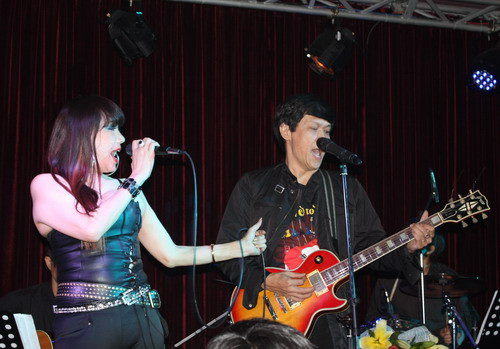 Ca sĩ Bảo Yến trên sân khấu với người em trai, nhạc sĩ Kim Tuấn. Ảnh: Hàn Quốc Việt Ca sĩ Bảo Yến trên sân khấu với người em trai, nhạc sĩ Kim Tuấn. Ảnh: Hàn Quốc Việt