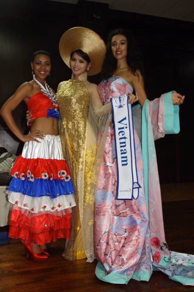 Màu vàng gợi nhớ vẻ quyền quý của hoàng tộc trong quá khứ của Việt Nam.