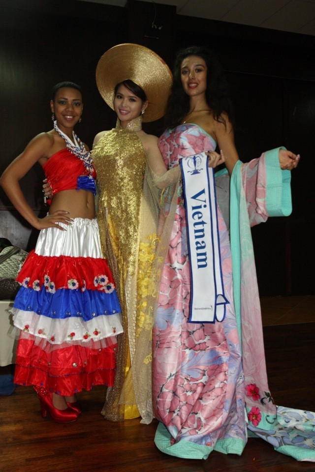 Màu vàng gợi nhớ vẻ quyền quý của hoàng tộc trong quá khứ của Việt Nam. Màu vàng gợi nhớ vẻ quyền quý của hoàng tộc trong quá khứ của Việt Nam.