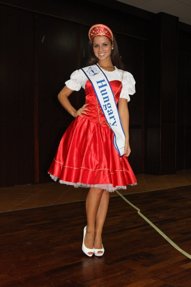 Ngoài bộ trang phục của Hương Thảo, các người đẹp khác cũng mang đến buổi thi nhiều bộ trang phục bắt mắt. Trong ảnh là người đẹp Hungary trong bộ trang phục đỏ nổi bật. Ngoài bộ trang phục của Hương Thảo, các người đẹp khác cũng mang đến buổi thi nhiều bộ trang phục bắt mắt. Trong ảnh là người đẹp Hungary trong bộ trang phục đỏ nổi bật.