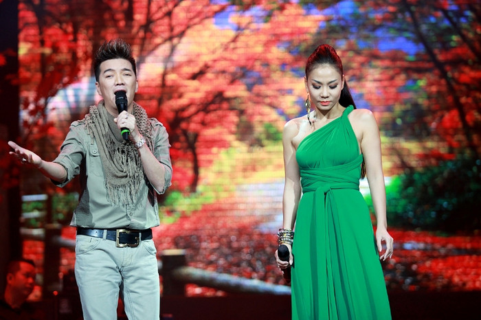 Trời thu lãng mạn ngợp khán phòng nhà hát TP.HCM. Thu Minh tình tứ song ca cùng Mr Đàm ca khúc Tình bơ vơ. Trời thu lãng mạn ngợp khán phòng nhà hát TP.HCM. Thu Minh tình tứ song ca cùng Mr Đàm ca khúc Tình bơ vơ.