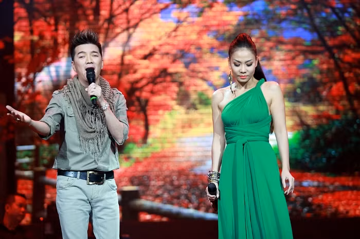 Trời thu lãng mạn ngợp khán phòng nhà hát TP.HCM. Thu Minh tình tứ song ca cùng Mr Đàm ca khúc Tình bơ vơ.