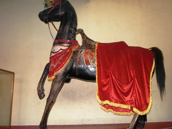 Một con ngựa bằng gỗ trong điện thờ… Một con ngựa bằng gỗ trong điện thờ…