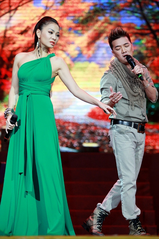 Thu Minh dịu dàng, đầy nữ tính bên một Mr Đàm lịch lãm, đầy nội tâm... Thu Minh dịu dàng, đầy nữ tính bên một Mr Đàm lịch lãm, đầy nội tâm...