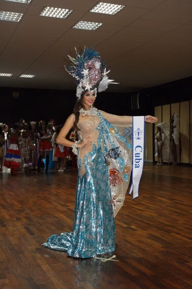 Người đẹp Cuba diện bộ trang phục đặc trưng của miền nhiệt đới Địa Trung Hải.