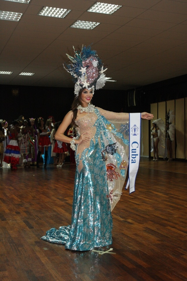 Người đẹp Cuba diện bộ trang phục đặc trưng của miền nhiệt đới Địa Trung Hải. Người đẹp Cuba diện bộ trang phục đặc trưng của miền nhiệt đới Địa Trung Hải.