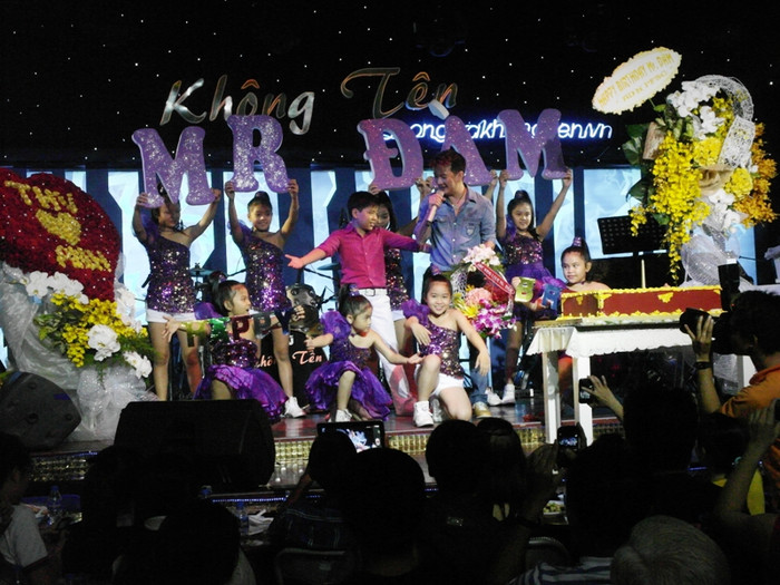 Vũ đoàn nhí mở màn sinh nhật của "chú Đàm". Vũ đoàn nhí mở màn sinh nhật của "chú Đàm".