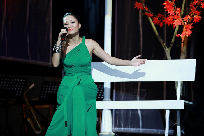 Sau đó, Thu Minh đã đưa khán giả vào cơn mưa mùa thu, hát một ca khúc nổi tiếng của Đặng Thế Phong: Giọt mưa thu. Sau đó, Thu Minh đã đưa khán giả vào cơn mưa mùa thu, hát một ca khúc nổi tiếng của Đặng Thế Phong: Giọt mưa thu.