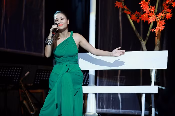 Sau đó, Thu Minh đã đưa khán giả vào cơn mưa mùa thu, hát một ca khúc nổi tiếng của Đặng Thế Phong: Giọt mưa thu.