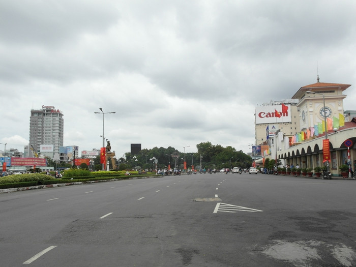 Chợ Bến Thành, biểu tượng của TP.HCM nổi bật dưới trời xanh.