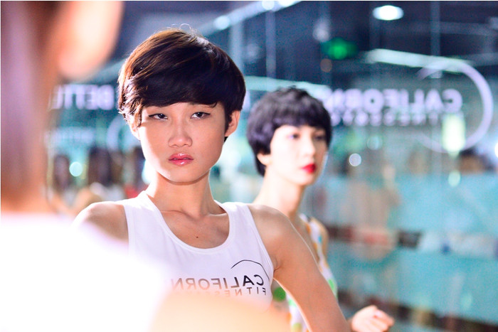 Kha Vân cực kỳ căng thẳng. Trông cô như một chú mèo…ướt. Kha Vân cực kỳ căng thẳng. Trông cô như một chú mèo…ướt.