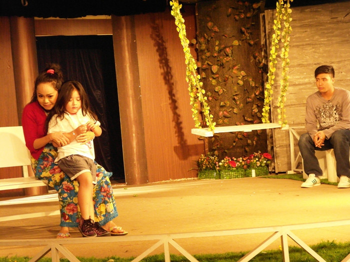 Bí Ngô đã làm cho các "đồng nghiệp" đáng tuổi cô, chú bị "mờ" đi chốc lát. Mọi ánh mắt đều đổ dồn vào cô diễn viên nhí đáng yêu này. NSND Hồng Vân có 3 người con: Xí Ngầu, Trê Phi và Bí Ngô. Cô chị cả Xí Ngầu đang du học Mỹ, Trê Phi (trai) và Bí Ngô thỉnh thoảng tham gia vài vai diễn nhỏ tại sân khấu kịch của mẹ, lúc rảnh rỗi. NSND Hồng Vân và diễn viên Lê Tuấn Anh muốn con cái học hành đàng hoàng, chăm chỉ nên cũng hạn chế các con tham gia nghệ thuật.