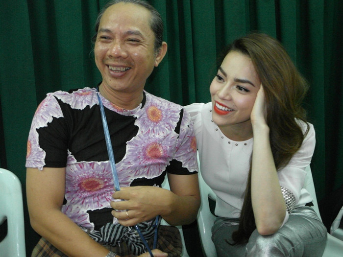 Khi gặp nghệ sĩ hài Trung Dân, Hồ Ngọc Hà chào lễ phép. Hồ Ngọc Hà đùa: "Hôm nay anh Dân diễn vai gì mà mặc đồ hoa lá cành thế?". Khi gặp nghệ sĩ hài Trung Dân, Hồ Ngọc Hà chào lễ phép. Hồ Ngọc Hà đùa: "Hôm nay anh Dân diễn vai gì mà mặc đồ hoa lá cành thế?".