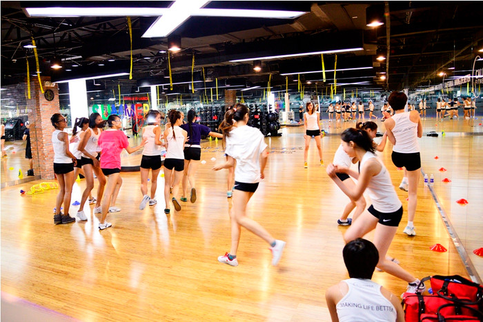 Sau khi hai vị giám khảo “khó chịu” biến mất, các cô gái thoải mái vui đùa. Sau khi hai vị giám khảo “khó chịu” biến mất, các cô gái thoải mái vui đùa.