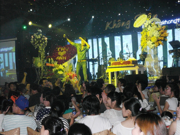 Khán phòng 500 chỗ của phòng trà Không Tên không còn một chỗ trống. Khán phòng 500 chỗ của phòng trà Không Tên không còn một chỗ trống.