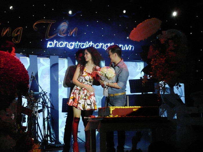 Đồng Lan tặng hoa, nói lời chúc mừng Mr Đàm. Đồng Lan tặng hoa, nói lời chúc mừng Mr Đàm.