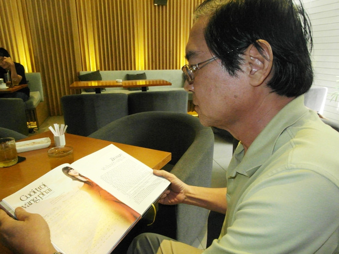 Ánh mắt đầy yêu thương, nhạc sĩ Quốc Dũng nhìn vào bức ảnh vợ mình trong quyển nhạc sĩ Quốc Dũng – Tuyển tập hồi ký âm nhạc qua 100 ca khúc” của anh, vừa mới phát hành. Trong quyển sách này, anh đã cho in rất nhiều hình ảnh của vợ.