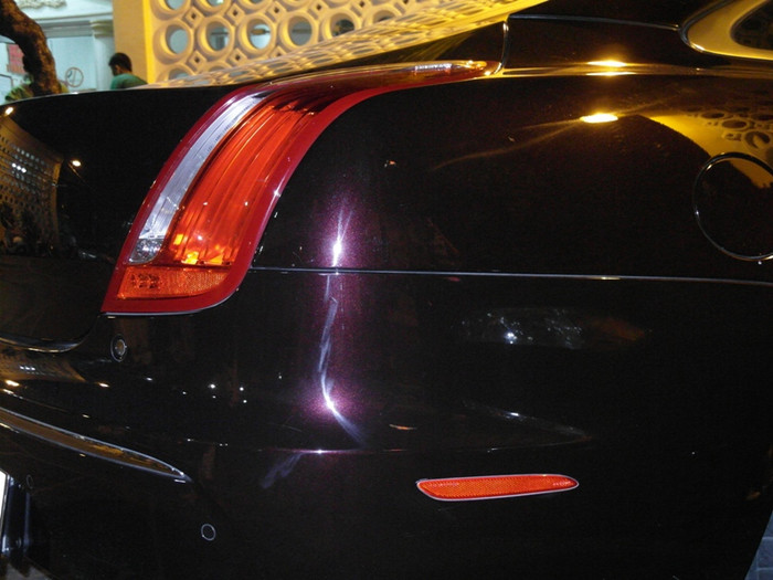 Đèn sau được thiết kế gọn gàng, làm tăng thêm sự mạnh mẽ, lịch lãm của chiếc xe trị giá hơn 5 tỷ đồng. Đèn sau được thiết kế gọn gàng, làm tăng thêm sự mạnh mẽ, lịch lãm của chiếc xe trị giá hơn 5 tỷ đồng.