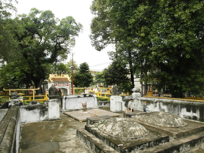 Hai ngôi mộ nhìn từ trên cao… Hai ngôi mộ nhìn từ trên cao…