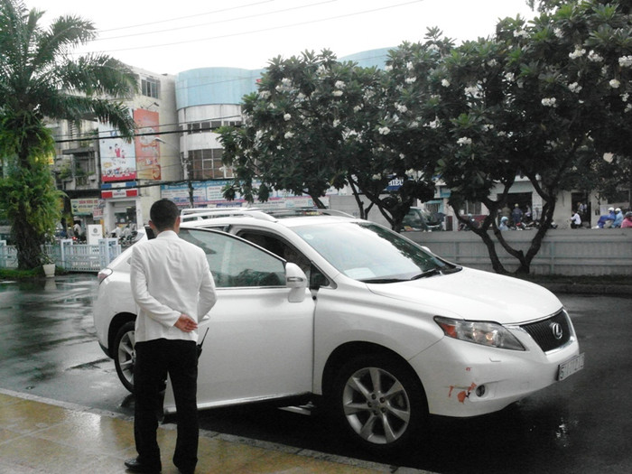 Nhân viên mở cửa xe... Nhân viên mở cửa xe...