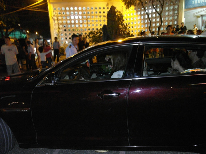 Hồ Ngọc Hà vẫy tay chào khán giả lần nữa.... Hồ Ngọc Hà vẫy tay chào khán giả lần nữa....